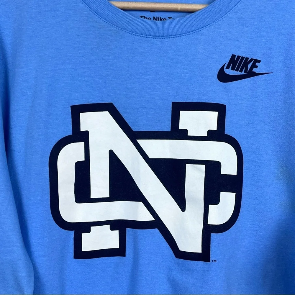 The Nike Tee Men's Long Sleeve North Carolina Tarheels Graphic Tee Size M; NCAA